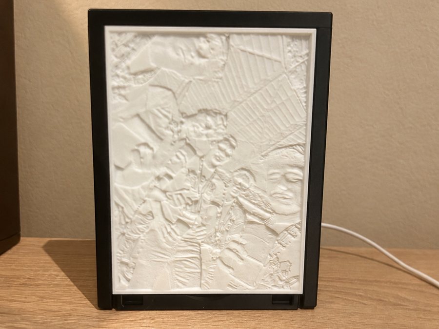 Lampe lithophanie éteinte : plaque blanche en relief dans un cadre noir