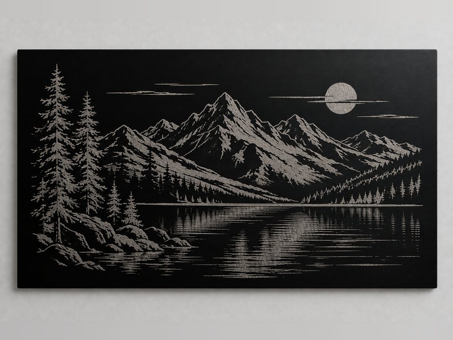 Plaque en métal peint noir gravée au laser d'un paysage de montagnes, de sapins et d'un lac sous la lune