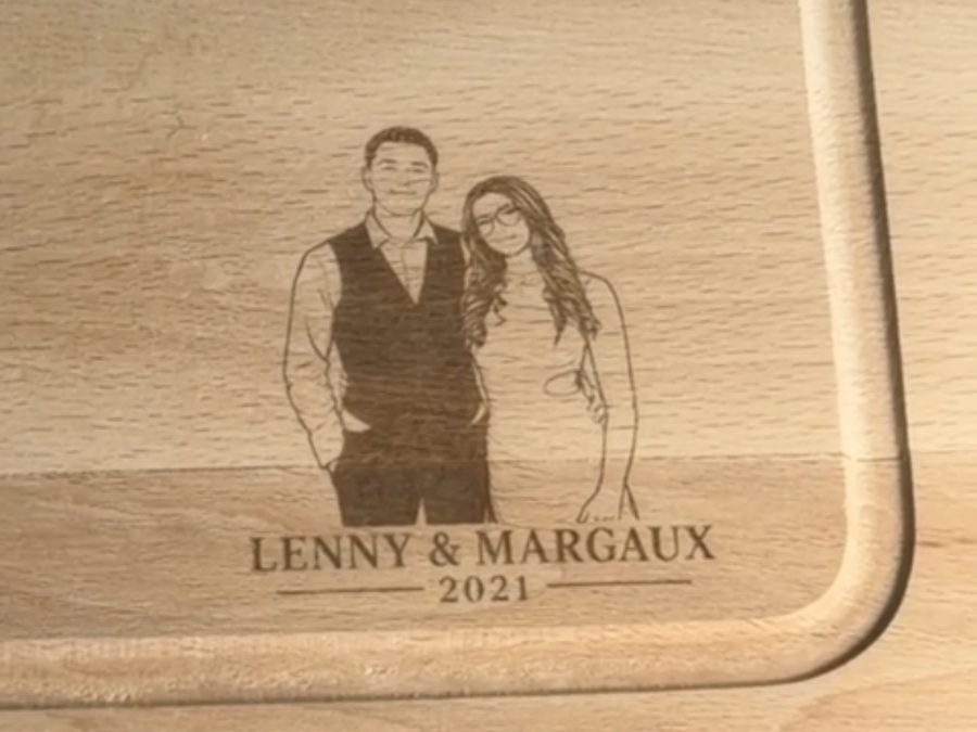 Planche à découper en hêtre gravée d'un portrait de couple et des prénoms Lenny et Margaux, 2021